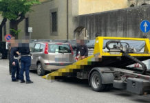 Auto in divieto di sosta. Si ferma servizio raccolta rifiuti