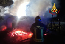 Notte movimentata per Polizia e pompieri. A fuoco rimessaggio agricolo