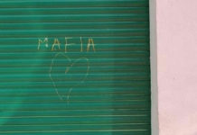 Scritte sulla finestra di un asilo. “Fatto gravissimo”