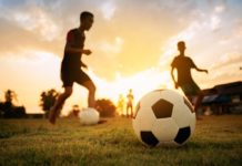 Pallone cade sulla vettura. Automobilista tira le orecchie al malcapitato