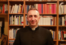 “Penso di essere una persona e un prete migliore”. Il saluto di don Stefano Salucci