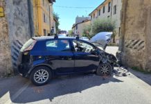 Auto carambola in strada e si “incastra” nella Porta Fiorentina
