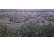 Muro di contenimento argine a rischio scivolameno o caduta. Le foto