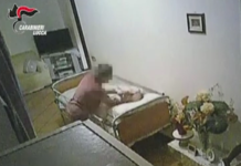 Anziana schiaffeggiata e spintonata dalla badante, arrestata. Il video-shock