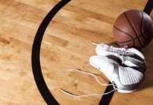 Benefattore anonimo dona scarpe e giacca invernale