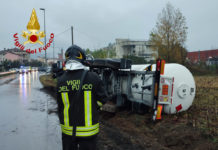 Si ribalta una cisterna carica di Gpl. Vigili del fuoco in azione
