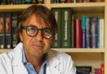 Passeggero in arresto cardiaco su un volo. Famiglia di medici pesciatina lo salva in extremis