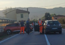 Sbanda e invade la corsia opposta. In due al pronto soccorso
