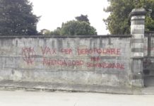 Oltraggio al cimitero di Alberghi. Scritte no vax. “Non da malore ma da vax ucciso”
