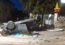 Sbatte contro un’auto parcheggiata e si capovolge