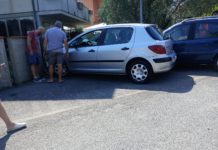 Due auto distrutte, un ferito e un cancello abbattuto. Una giornata movimentata