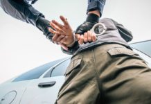 Pugno al volto e fugge. Tunisino arrestato. Bengalese al pronto soccorso