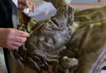 Presentazione del Crocifisso “vivo” in San Francesco. Sabato 28. Sul volto l’ultimo spasmo