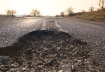 TRAGEDIA SFIORATA. Cade dal motorino per le buche non segnalate