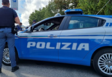FERISCE IL FIGLIO, AGGREDISCE I POLIZIOTTI ed aizza i cani. Arrestata