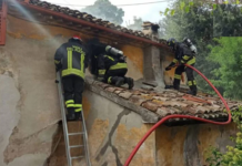 Prende fuoco una canna fumaria. Paura per i residenti