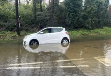 AUTO FINISCE NEL FOSSO per l’acqua troppo alta. Illesi i passeggeri