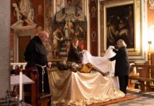 CROCIFISSO VIVO IN SAN FRANCESCO. Svelato l’ultimo spasmo. Le foto