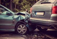 STRIKE. CURIOSO INCIDENTE in piazza del Mercato. Coinvolte quattro autovetture