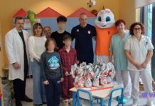 Il coniglio Bunny porta le uova di Pasqua ai piccoli del reparto pediatrico del San Jacopo