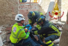 CADE UN SOLAIO. Tre operai infortunati, uno in gravi condizioni