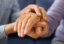 “Mamma, ti scrivo”, quando la memoria si fa dono. La voce degli anziani del San Domenico emoziona