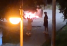 ACCENDONO UN FUOCO in pieno centro. Dopo la bravata c’è la fuga. Le foto