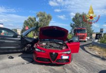 INCIDENTE TRA DUE VETTURE. Conducente intrappolato all’interno