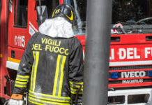 FUOCO NEL DEPOSITO DI UN BAR. Gli avventori i primi soccorritori