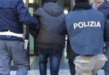 NASCONDE FUCILE in auto e fugge. Inseguito, arrestato