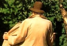 SI ABBASSA I PANTALONI e si mostra nudo in pubblico. Denunciato 77enne