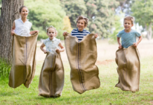 CORSA CON I SACCHI E TIRO ALLA FUNE. Tutti in piazza, c’è da divertirsi