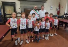POCHE ORE AL VIA del GP di ciclismo per giovanissimi. Il disegno di Del Sarto