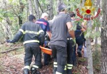 CADE SUL SENTIERO e si frattura una gamba