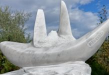 GLOBAL SUMUD FLOTILLA. La scultura di Viola è esposta in Comune