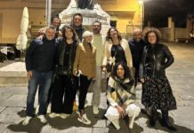 COME 25 ANNI FA… . Si ritrovano gli studenti della Quinta D. La foto di allora