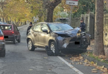 SI SCHIANTA CONTRO ALBERO. Illeso il conducente, auto distrutta