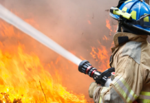 FUGGE DA UNA FINESTRA. Incendio in casa, salva una 27enne