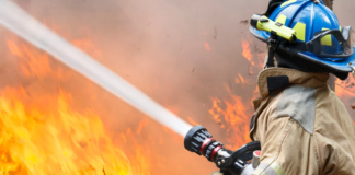 FUGGE DA UNA FINESTRA. Incendio in casa, salva una 27enne