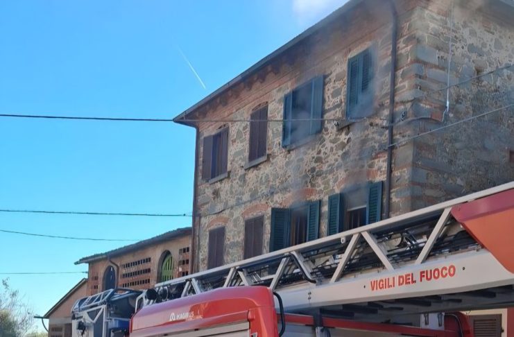 Incendio in un camino ad Altopascio. Evacuate sei persone