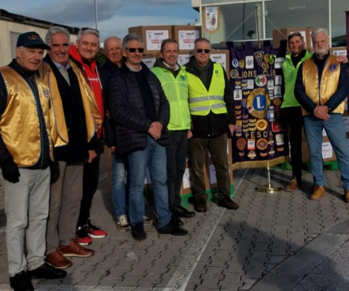 Lions consegna pacchi alimentari