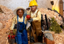 A Monsignor Tardelli la statuina del Presepe. Cosa raffigura