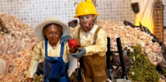 A Monsignor Tardelli la statuina del Presepe. Cosa raffigura