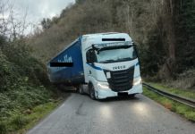 PAURA IN VAL DI FORFORA. Bilico carico di carta finisce fuori strada. La viabilità