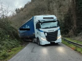 PAURA IN VAL DI FORFORA. Bilico carico di carta finisce fuori strada. La viabilità