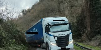 PAURA IN VAL DI FORFORA. Bilico carico di carta finisce fuori strada. La viabilità