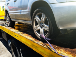 PAURA IN VIA ROMANA. Auto scaraventata fuori strada. In quattro al pronto soccorso