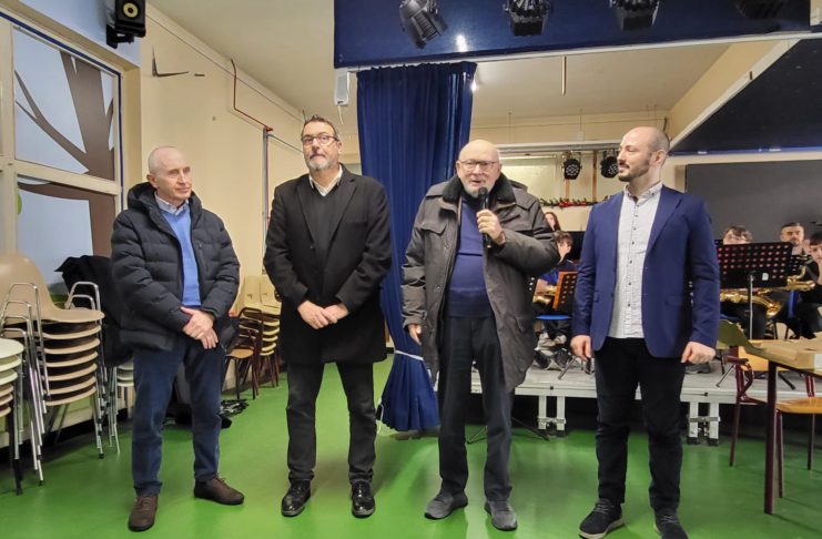 LA SOLIDARIETA’ BATTE L’ILLEGALITA’ 20 a 0. Nuovi pc a Valchiusa grazie a Banca di Pescia e Cascina