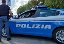 TERRORE SUL TRENO. Extracomunitario brandisce forbice. Bloccato