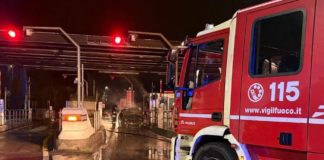 A FUOCO UNA VETTURA AL CASELLO. Nessun ferito. Le foto